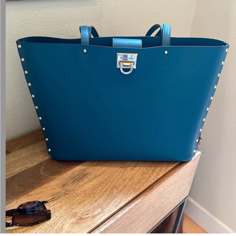 NWT Michael Kors Manhattan Leather
Tote Lagoon  - Authentic
*Sale priced*